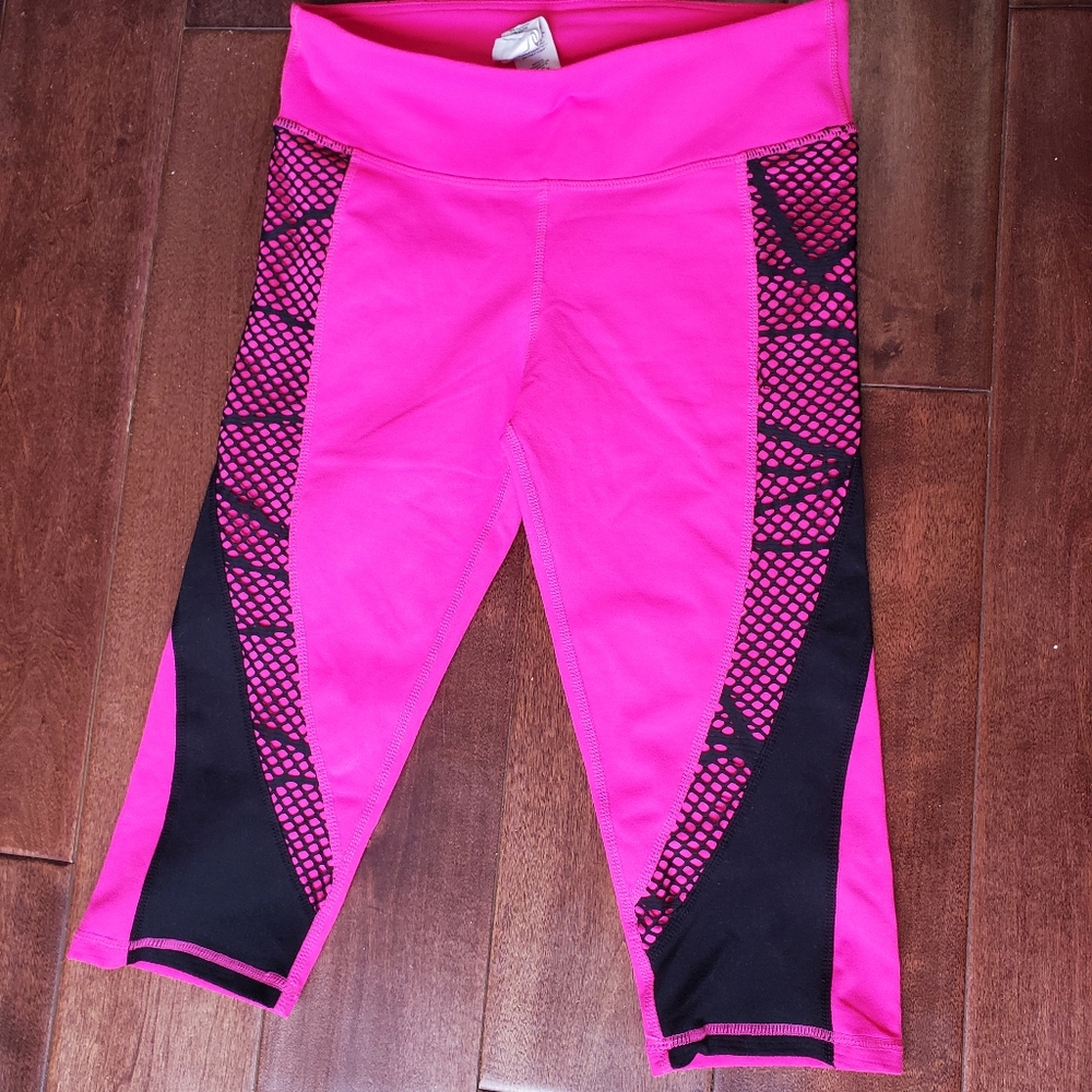 Fabletics Hot Pink Yoga crop pants and black Sports Bra